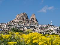 Blick von der Fahrt nach Uçhisar auf den Burgberg